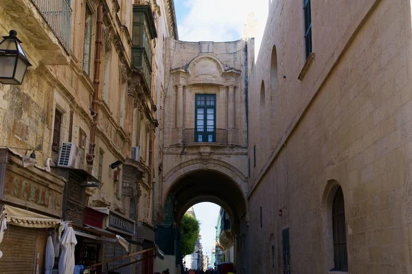 VALLETTA, MALTA - DEC 31st, 2019: Τυπικό στενό άνετο δρόμο στη Βαλέτα της Μάλτας. Παλιά αρχιτεκτονική. Παραδοσιακή μαλτέζικη αρχιτεκτονική — Φωτογραφία Αρχείου