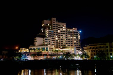 FUJAIRAH, BİRLİK ARAB EMIRATES - 7 Kasım 2017: Arka planda siyah gökyüzü olan lüks sahil otelinin görüntüsü