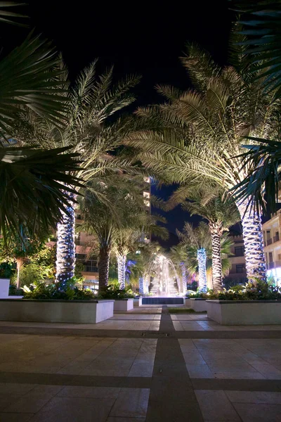 AIRAH, EMIRATOS ÁRABES UNIDOS - 07 NOV 2017: Vista nocturna del paseo iluminado que se extiende junto al mar indio — Foto de Stock