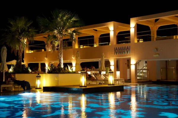 FUJAIRAH, UNITED ARAB EMIRATES - NOV 07th, 2017: Luxurious hotel pool by night — Stock Photo, Image