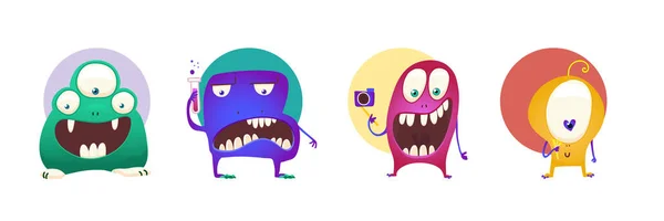 Conjunto de cuatro pegatinas de color con monstruos lindos. Dibujos animados ilustración vector . — Vector de stock