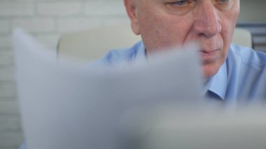 Sözleşmeler ve faturaları ile oda ofis çalışma iş adamı