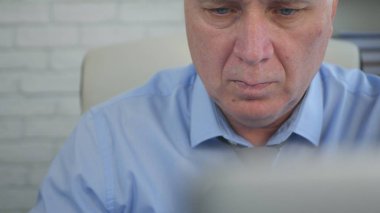 Laptop ve belgeleri çalışma meşgul işadamı