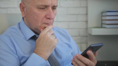 Endişeli işadamı görüntü bir cep telefonu mesajı okuma