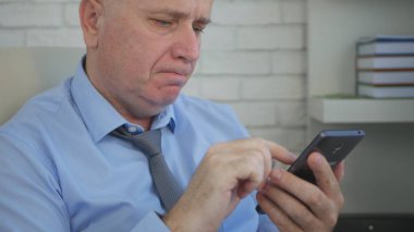 Cep telefonu kullaranarak işadamı görüntü iç ofis metin