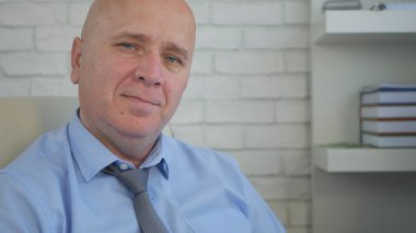 Şirket ofis odada gülümseyen bir işadamı ile kendine güvenen görüntü