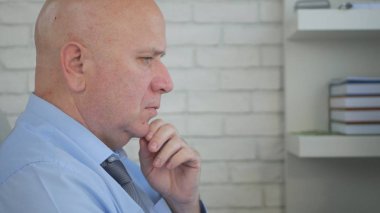 İş sorunları için endişe düşünme meşgul işadamı görüntüsü