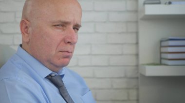 İşadamı görüntü oda ofis içinde kötü bir göz ile