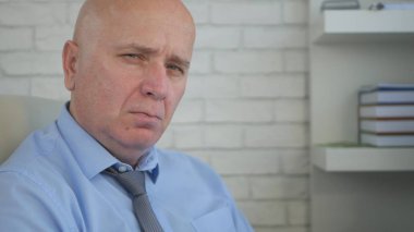 Sinirli ve gergin işadamı arayan Office odasında üzgün