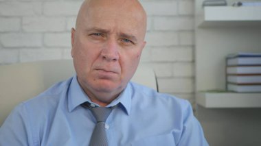 Oda ofis görüntüde ciddi ve kendinden emin bir işadamı