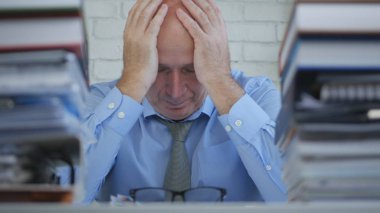 Umutsuz el jest duygu yorgun oda ofis ile işadamı üzgün