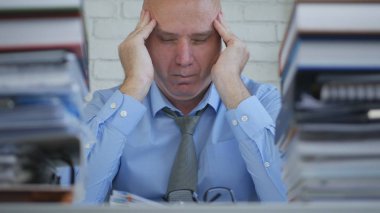 Geç saatlere kadar büyük baş ağrısı acı oda ofis işadamı