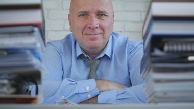 Memnun işadamı görüntü Office odasında mutlu gülümseyen iş başında