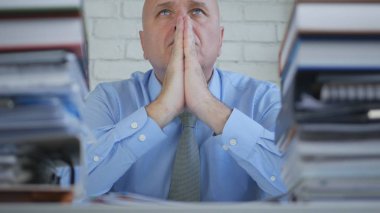 Yorgun işadamı endişeli ve sıkıntılı yapmak bir dua el hareketi