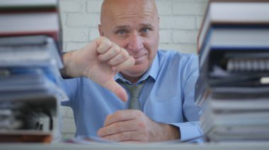 Memnun işadamı gülümseme ve yapmak bir antipati bir başparmak aşağı el hareketleri oturum açın