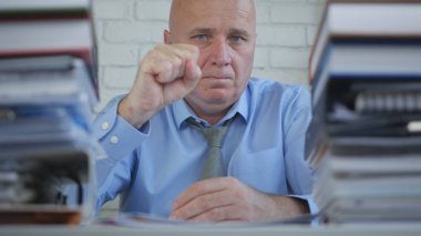 Muhasebe Arşiv odasında kararlı işadamı emin el hareketleri yapmak