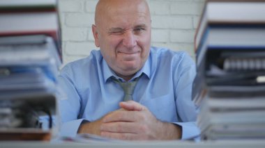 İşadamı yapmak kamera önünde gülen komik göz hareketi Wink