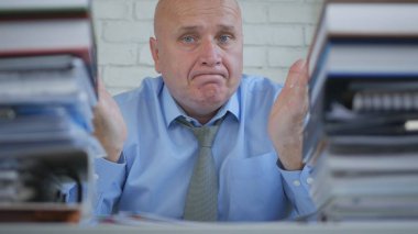 Hayret yüz Hayır el hareketleri yapma ile sorunlu iş adamı