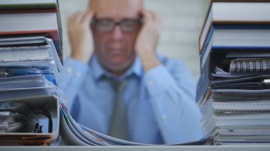 İşadamı bulanık görüntü dalgın gergin ve yorgun iç ofis düşünme