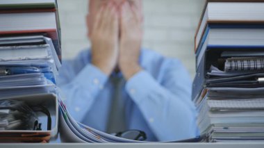 Kafası bulanık görüntü elinde tutarak umutsuz ve endişeli Yöneticisi