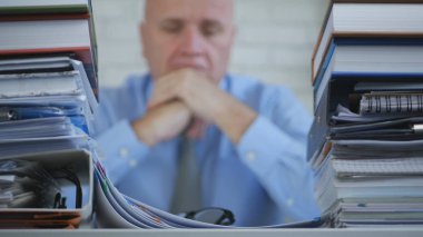 Bulanık görüntü işadamı görüntü ile sıkılmış ve arşiv O hayal kırıklığına