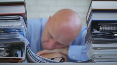 Yazıhane rapor içinde uyumak yorgun işadamı ile bulanık görüntü