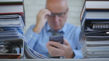 İşadamı bulanık görüntü okuma cep telefonu Online mesaj içinde