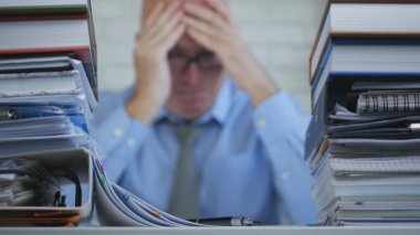 Korkunç bir baş ağrısı acı oda ofis işadamı ile bulanık görüntü