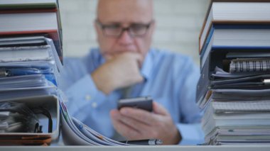 İşadamı cep telefonu kullanarak Office metin ile bulanık görüntü