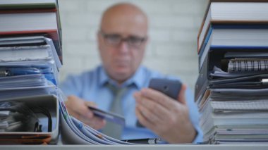 İşadamı bulanık görüntüdeki Smartphone ve banka kartı ile Online ödeme yapmak