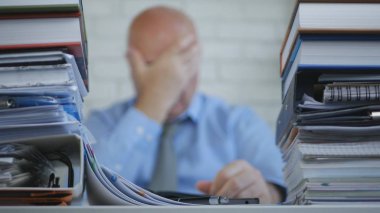 Kafası bulanık görüntü elinde tutarak umutsuz ve endişeli Yöneticisi