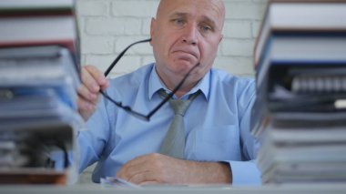 Üzgün ve hayret işadamı bulanık görüntü muhasebe ofisinde çalışan