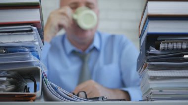 Bulanık görüntü ile işadamı kahve içme muhasebe Arşiv