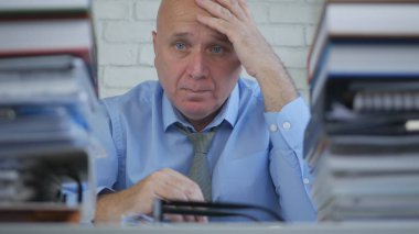 Hayal kırıklığına işadamı düşünceli düşünme sıkılmış ve muhasebe ofisinde yorgun