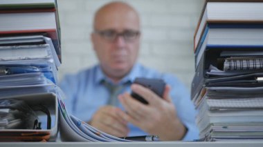 Muhasebe şirketi metin bulanık görüntü cep telefonu kullanarak çalışan iş adamı