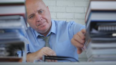 İşadamı muhasebe arşiv belgeleri ve faturaları arama