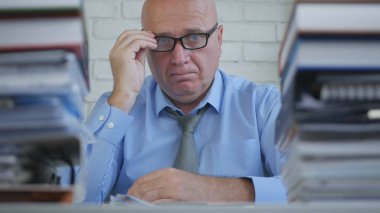 Muhasebe Arşiv odasında çalışma gözlük ile kendine güvenen iş adamı