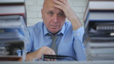 Hayal kırıklığına uğramış ve endişeli işadamı görüntü Arşiv odasında