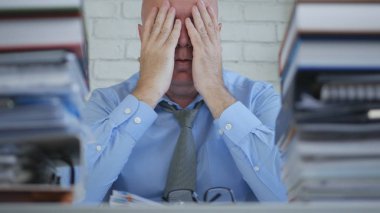 Geç saatlere kadar muhasebe ofisinde yorgun işadamı görüntüsü