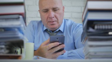 Office odasında cep telefonu kullanarak iş adamı iş metin