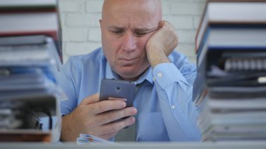 Cep telefonu mesajı ile hayal kırıklığına bir tutum isteyen işadamı üzgün