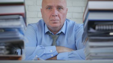 Kendinden emin ve prezentabl işadamı muhasebe ofisinde oturuyor