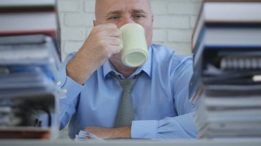 İşadamı içecek bir fincan sıcak çay oda ofis