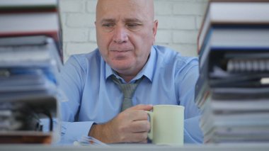 Office odada kahve içme rahat iş adamı