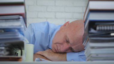 Yorgun işadamı oda ofis masaya kafa ile uyku