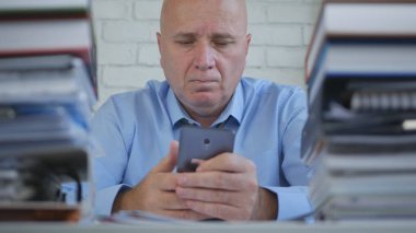 Ciddi ve kendinden emin bir işadamı oku cep telefonu metin iç ofis