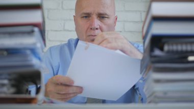 İşadamı okuma sözleşmeler ve Office belgelerinde