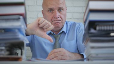 Muhasebe oda yapmak antipati jest başparmak işareti aşağı görüntüde işadamı