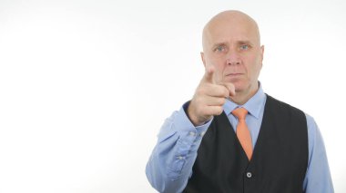 Parmak ile işaret emin ve ciddi bir işadamı görüntüsü