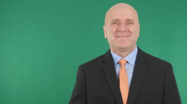 Arka planda yeşil ekran ile mutlu gülümseyerek işadamı görüntüsü
